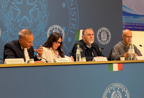 Da sinistra, Sergio Casagrande, il Ministro per le Disabilità Alessandra Locatelli e Fabio Ciciliano, Capo del Dipartimento della Protezione civile, siedono al tavolo dei relatori durante un momento di approfondimento dedicato alla protezione delle persone con disabilità nelle emergenze. Sul tavolo sono presenti microfoni, documenti e bottiglie d’acqua, mentre sullo sfondo si vedono il logo della Presidenza del Consiglio dei Ministri e la bandiera italiana.