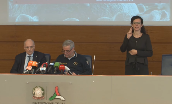 Il Capo della Protezione Civile legge il bollettino accanto all'interprete LIS