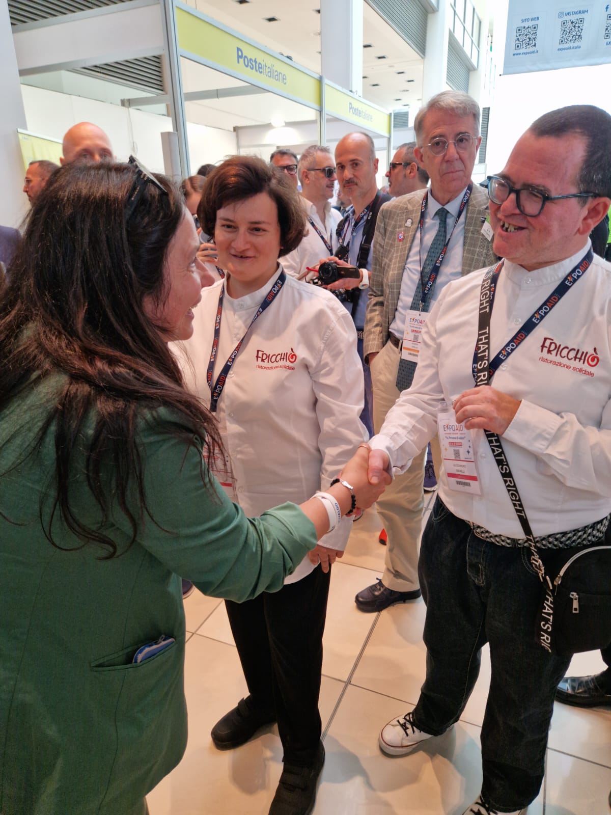 Ministro Locatelli Alessandra Locatelli e rappresentanti di Fricchiò si stringono la mano presso lo stand dedicato a un progetto di inclusione sociale e lavorativa presente a ExpoAid 2026.