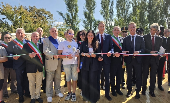 Foto di gruppo con il Ministro Locatelli all'evento il Welfare che cambia parte dai territori e dal progetto di vita tenuto presso la tenuta il Nuovo Bosco di Novedrate in provincia di Como