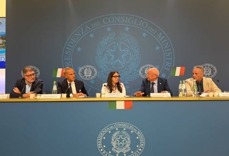 Tavola rotonda nella sala conferenze della PCM durante l’evento dedicato al secondo anniversario della Carta di Solfagnano. Da sinistra sono visibili don Andrea Bonsignori, Sergio Casagrande, il Ministro per le Disabilità Alessandra Locatelli, Alessandro Palazzotti e Dino Angelaccio, seduti al tavolo dei relatori durante un confronto sui temi dell’inclusione, del lavoro, dell’accessibilità e dello sport. Sullo sfondo campeggia il logo della PCM