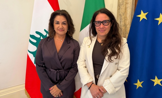 Il ministro per le Disabilità, Alessandra Locatelli, e il ministro degli Affari Sociali del Libano, Haneen Sayed, posano per una foto istituzionale davanti alle bandiere del Libano, dell'Italia e dell'Unione europea in occasione di un incontro dedicato alla cooperazione sui temi della disabilità e della protezione sociale.