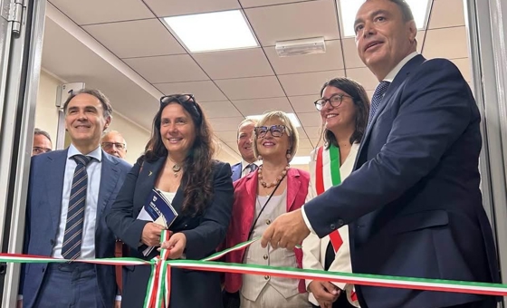 Il Ministro per le Disabilità Alessandra Locatelli partecipa all’inaugurazione del nuovo Centro medico legale INPS di Como, durante il taglio del nastro alla presenza delle autorità locali e dei rappresentanti dell’Istituto.