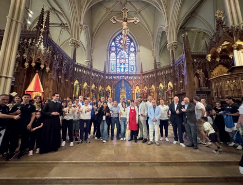Foto di gruppo nella St. Patrick’s Old Cathedral di New York