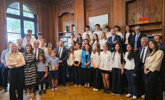 Il Ministro per le Disabilità Alessandra Locatelli in visita alla Scuola d’Italia “Guglielmo Marconi” di New York insieme a studenti, insegnanti e rappresentanti dell’istituto.